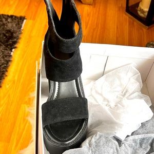 Never worn Hook-and-loop Fastener Strap Sandals